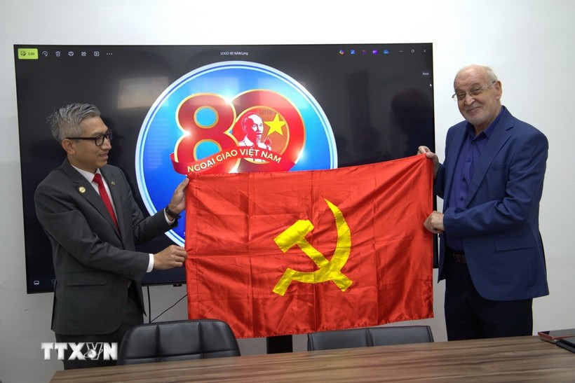 Vietnamese Ambassador to Israel Ly Duc Trung (L) presents a Party flag of Vietnam to Issam Makhoul, Politburo member of the Communist Party of Israel (CPI) and Head of the Democratic Front for Peace and Equality (Hadash), at their meeting on August 14. (Photo: VNA)