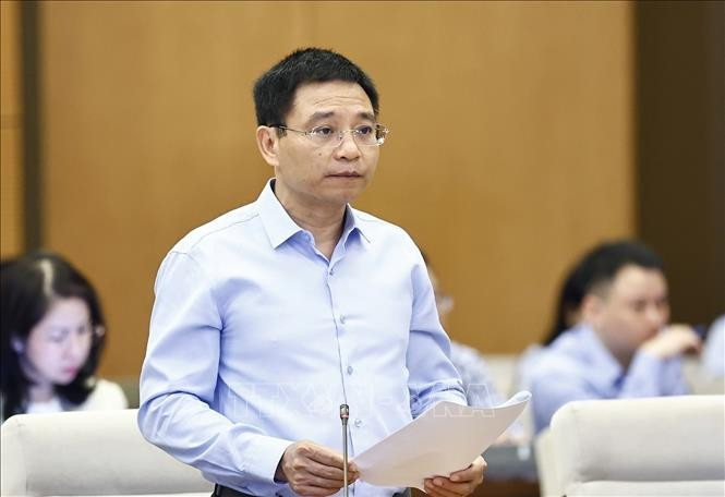 Minister of Finance Nguyen Van Thang speaks at the session. (Photo: VNA)