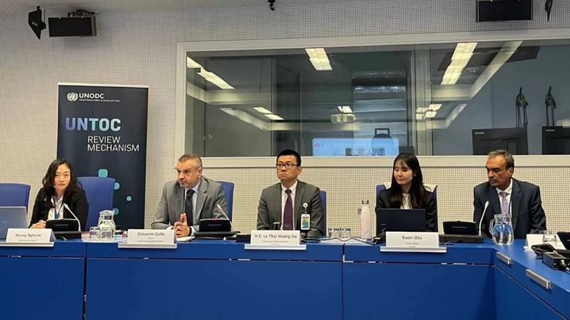 Ambassador Vu Le Thai Hoang (third from left) and other delegates (Photo: VNA)