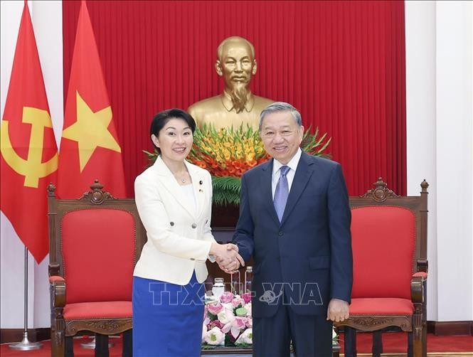 Party General Secretary To Lam (R) and Chairwoman of the Japan-Vietnam Parliamentary Friendship Alliance (JVPFA) Obuchi Yuko. (Photo: VNA)