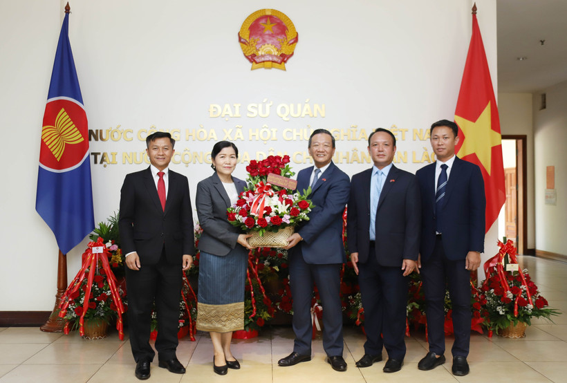 The Lao Ministry of Finance and the Laos - Vietnam Cooperation Committee present flowers to Vietnamese Ambassador to Laos Nguyen Minh Tam (R) to offer congratulations on the 80th National Day of Vietnam (September 2, 1945 – 2025). (Photo: VNA)