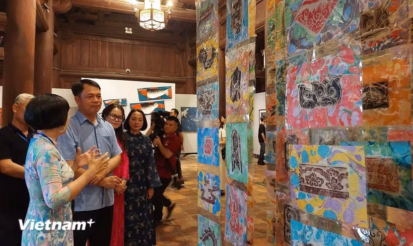 Artists visit the exhibition at Van Mieu – Quoc Tu Giam (Photo: VNA)