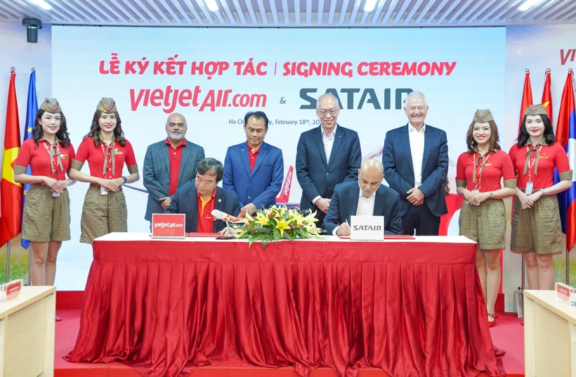 Vietjet Vice President Nguyen Duc Thinh (left) and Paul Lochab, CCO of Satair (right) sign a multi-year agreement for Satair’s Integrated Material Services (IMS) for Vietjet's Airbus fleet. (Photo: Vietjet)