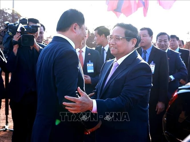 Vietnamese and Laos PMs at the groundbreaking ceremony of Vietnam-Laos Friendship Park (Photo: VNA)