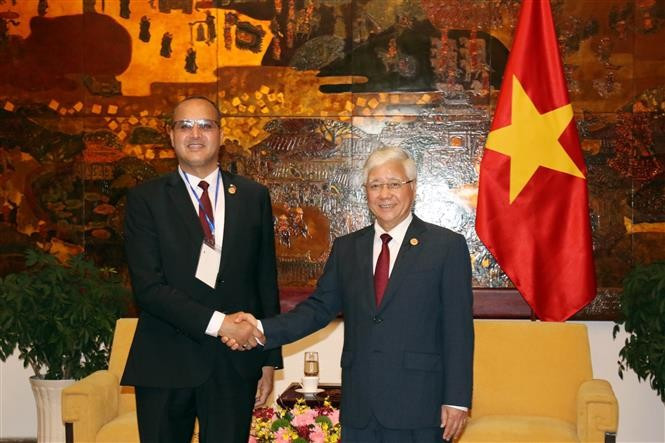 President of the Vietnam Fatherland Front (VFF) Central Committee Do Van Chien (R) welcomes FLN Politburo member Bensalem Mohamed (Photo: VNA)