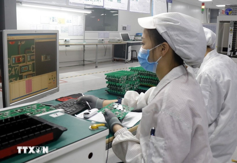 Workers of a semiconductor enterprise (Photo: VNA) 