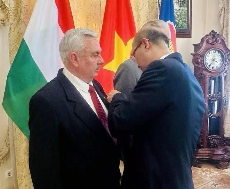 Vietnamese Ambassador to Hungary Bui Le Thai presents the Friendship Order to Chairman Botz László and Permanent Vice Chairman Váraljai Márton of the Hungary-Vietnam Friendship Association. (Photo: VNA)