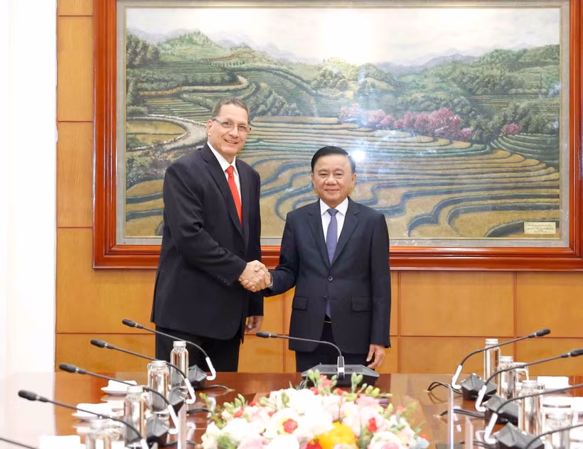 Politburo member and standing member of the CPV Central Committee’s Secretariat Tran Cam Tu (right) and Vice President of the United Socialist Party of Venezuela (PSUV) Jesús Faria at the meeting in Hanoi on September 2 (Photo: VNA)