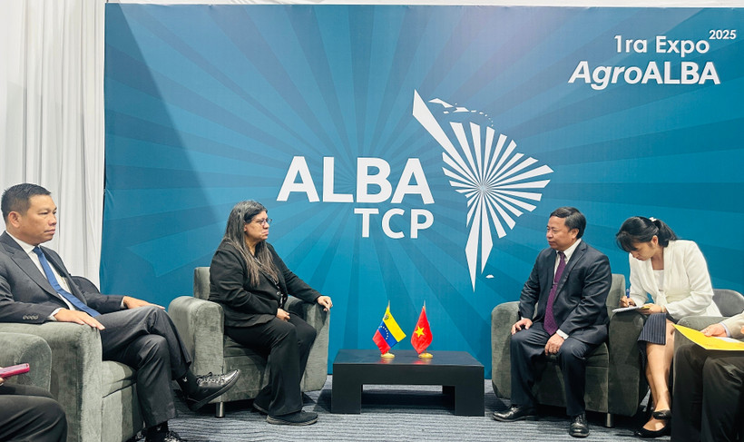 Prof. Dr. Nguyen Hong Son, Director of the Vietnam Academy of Agricultural Sciences (VAAS) meets with Venezuela's Deputy Minister of Foreign Affairs Tatiana Pugh. (Photo: The Courtesy of the Vietnamese Embassy in Venezuela)