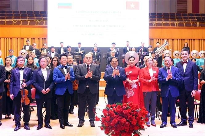 Prime Minister Pham Minh Chinh (fifth from right) and his Russian counterpart Mikhail Mishustin attend the art programme (Photo: VNA)