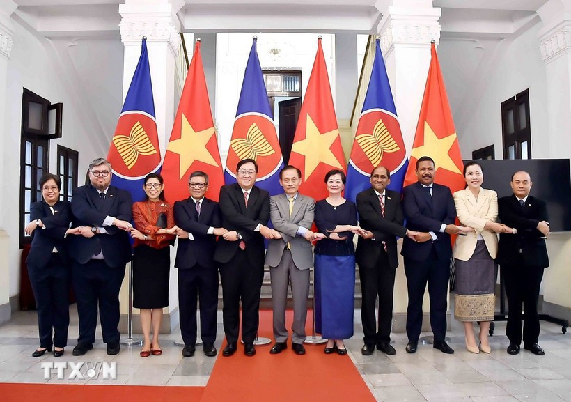 Acting Minister of Foreign Affairs Le Hoai Trung (centre) together with ambassadors and chargés d’affaires of ASEAN countries and Timor-Leste. (Photo: VNA)