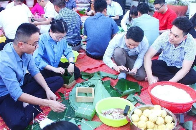 At a traditional banh chung making event in Phnom Penh on January 27 (Photo: VNA)