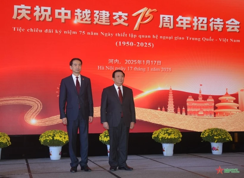 Politburo member, President of the Ho Chi Minh National Academy of Politics (HCMA) and Chairman of the Central Theory Council Nguyen Xuan Thang (R) and Chinese Ambassador to Vietnam He Wei at the banquet (Photo: VNA)