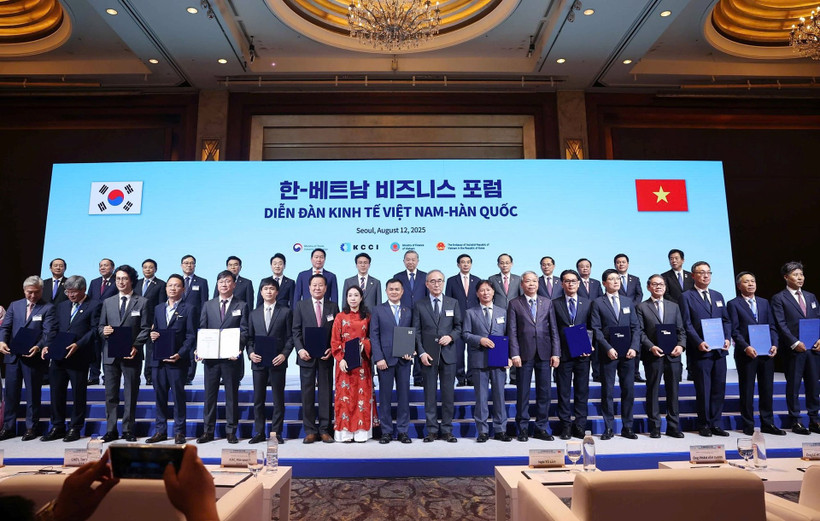At the MoU exchange during Vietnam - RoK Economic Forum (Photo: VNA)