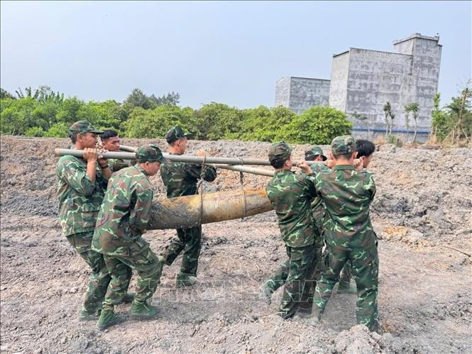 The bomb is moved for safe disposal. (Photo: VNA)