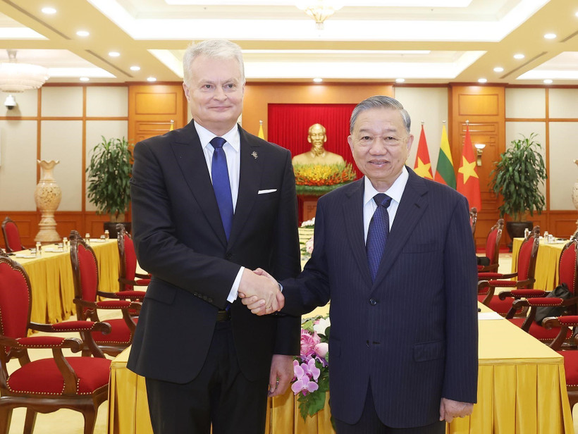 General Secretary of the Communist Party of Vietnam To Lam (right) and Lithuanian President Gitanas Nauseda. (Photo: VNA)