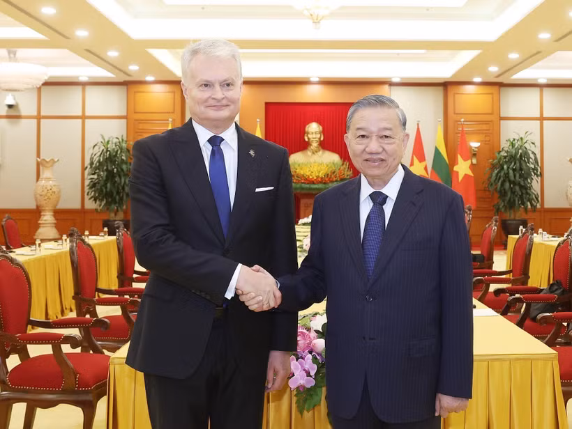 General Secretary of the Communist Party of Vietnam To Lam (right) and Lithuanian President Gitanas Nauseda. (Photo: VNA)