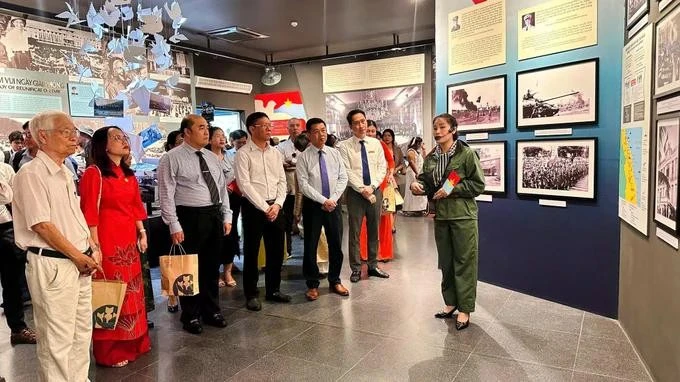 People visit the special exhibition entitled “From the Paris Peace Accords to the Spring 1975 Victory” at the War Remnants Museum in Ho Chi Minh City. (Photo: sggp.org.vn)
