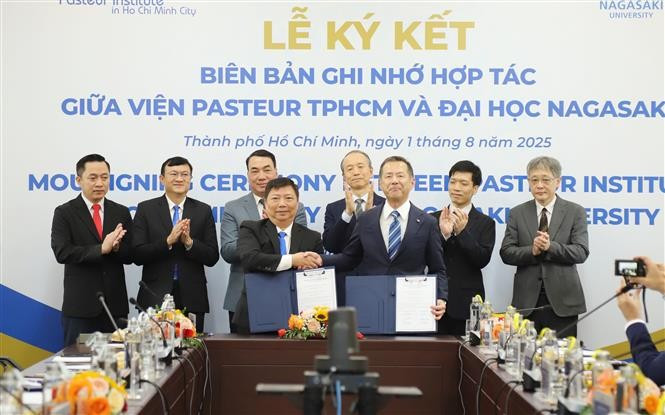 At the signing ceremony of the Pasteur Institute in Ho Chi Minh City and Nagasaki University of Japan on August 1. (Photo: VNA)