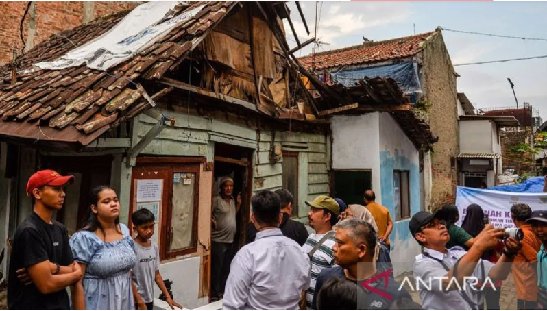 Residents walk in front of uninhabitable houses in Pagarsih, Bandung, West Java, Indonesia, on May 3. (Photo: ANTARA)