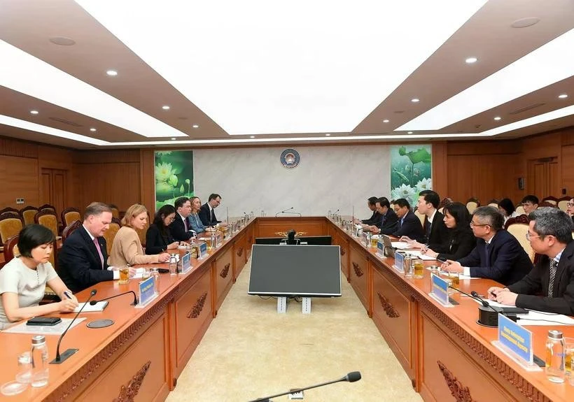 The meeting between Minister of Finance Nguyen Van Thang and US Ambassador to Vietnam Marc E. Knapper in Hanoi on May 8. (Photo: VNA)