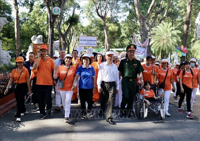 More than 5,000 people join charity walk for AO victims in HCM City on August 10 (Photo: VNA)