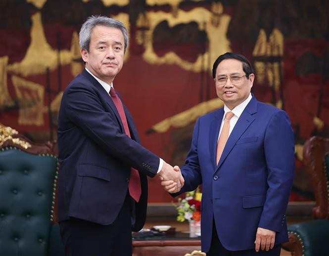 Prime Minister Pham Minh Chinh (R) and Masayuki Omoto, CEO of Marubeni Corporation at their meeting on July 14. (Photo: VNA)