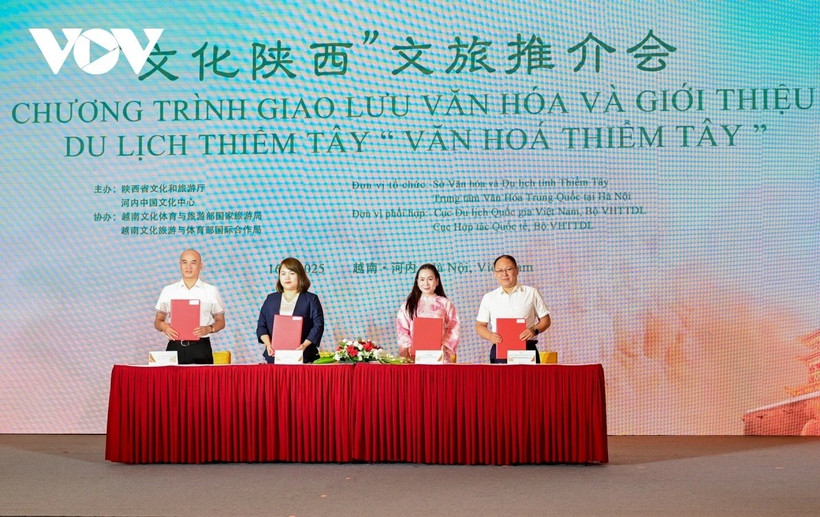 Vietnamese and Chinese enterprises sign tourism development cooperation deals. (Photo: VNA)