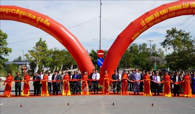 The Thuong Phuoc – Kaoh Roka international land and waterway border gate pair is inaugurated on January 17 (Photo: VNA)