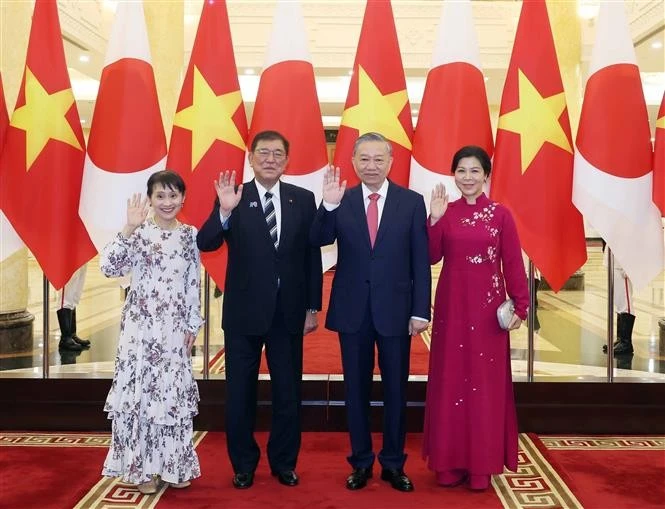 Party General Secretary To Lam (second, right), and his spouse welcome Japanese Prime Minister Ishiba Shigeru and his spouse in Hanoi on April 27 (Photo: VNA)