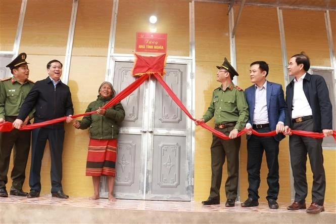 Delegates participate in the inauguration ceremony of a new charity home for a disadvantaged family in Huong Hoa district, Quang Tri province. (Photo: VNA)