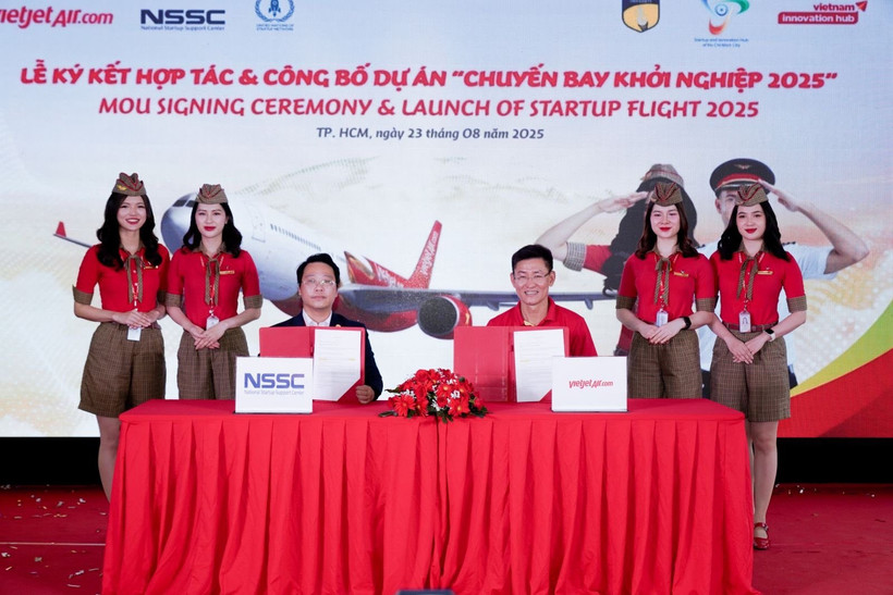 At the launch ceremony of the “Startup Flight” (Source: Vietjet)