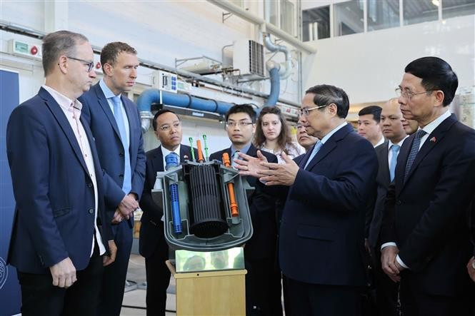Prime Minister Pham Minh Chinh (second, right) visits the division of nuclear science and engineering (NSE) in the Physics Department at the Royal Institute of Technology (KTH) of Sweden on June 13, 2025. (Photo: VNA)