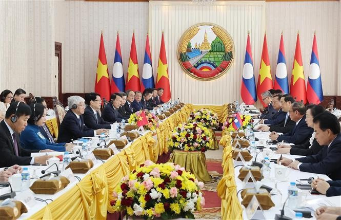 At the meeting between Vietnamese State President Luong Cuong and Lao Prime Minister Sonexay Siphandone in Vientiane on April 25. (Photo: VNA)
