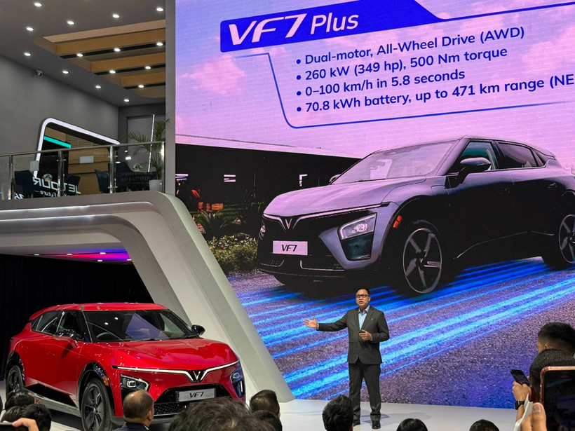VinFast's VF7 electric car model is introduced in the Indonesian market. (Photo: VNA)