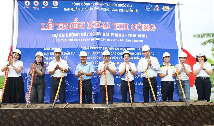 National Power Transmission Corporation leaders, representatives of Nguyen Du commune and other delegates at the project's groundbreaking ceremony. (Photo: VNA)