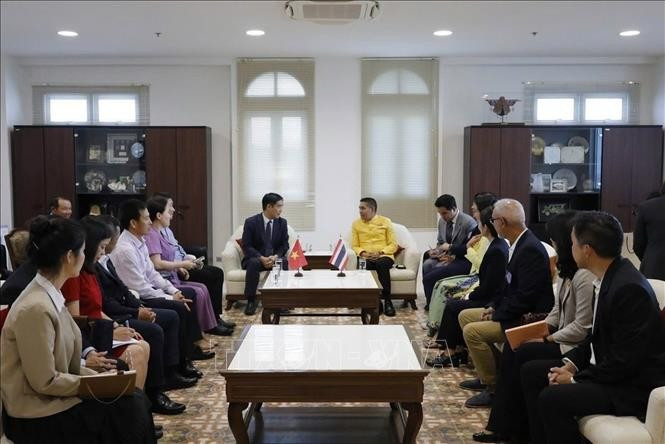 At the meeting between Ambassador Pham Viet Hung (L) and Phuket Governor Sophon Suwannarat. (Photo: VNA)