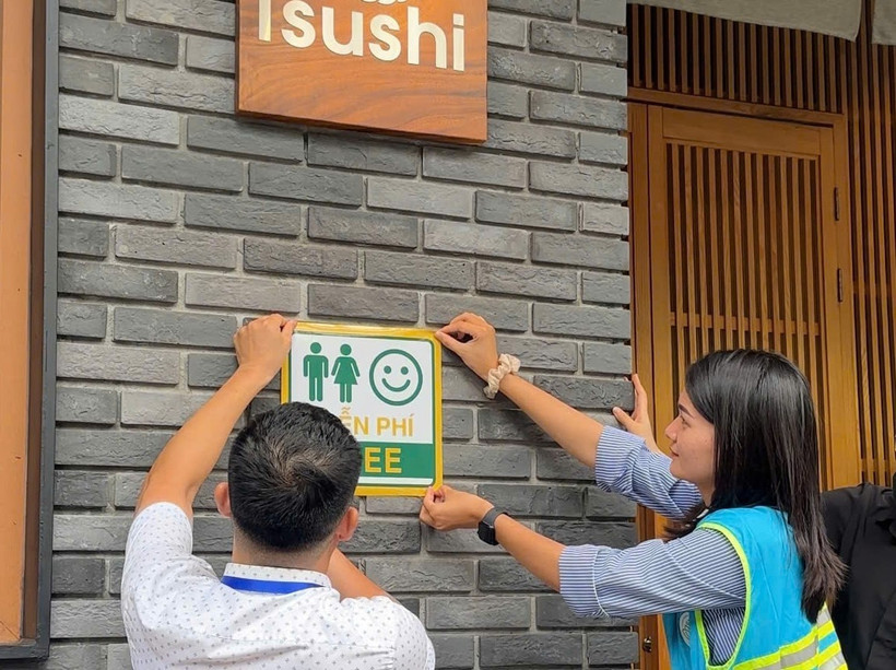A restaurant offers a free toilet to visitors to Hanoi during the National Day celebrations. (Photo: hanoimoi.vn)