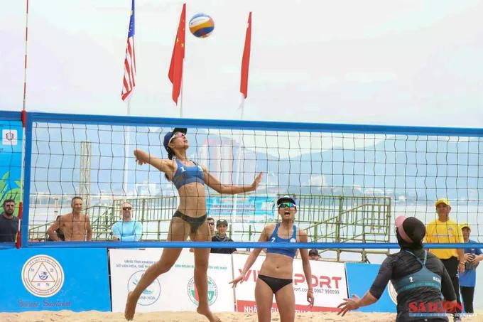 A play in the final match between the women’s teams of Vietnam and Indonesia (Photo: sggp.org.vn)