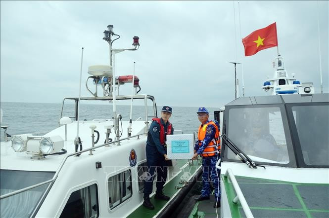 Vietnamese and Chinese coast guards conduct a joint patrol in the northern waters of the Gulf of Tonkin (Photo: VNA)