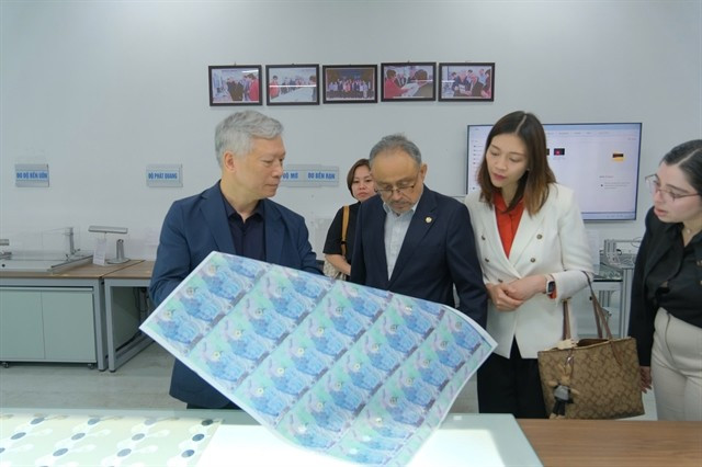 Ambassador of El Salvador to Vietnam Ruben Omar Orozco Burgos (centre) and Chairman of Q&T Luong Ngoc Anh (left) during a visit to Q&T’s plant. — Photo courtesy of Q&T