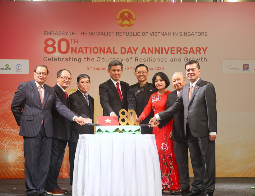Vietnamese Ambassador to Singapore Tran Phuoc Anh (fourth, right), Singapore's Coordinating Minister for Public Services and Minister for Defence Chan Chun Sing (fifth,right) and Vietnamese Ambassadors who have served in Singapore cut the cake to celebrate the National Day (Photo: VNA)