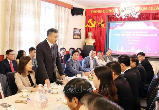 Vietnamese Ambassador to the Czech Republic Duong Hoai Nam speaks at the meeting with representatives of localities and enterprises. (Photo: VNA)