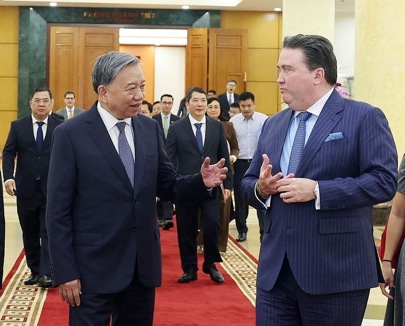 Party General Secretary To Lam (L) and US Ambassador to Vietnam Marc E. Knapper in Hanoi on September 29. (Photo: VNA)