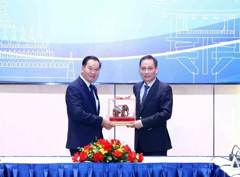 Secretary of the CPV Central Committee and Chief of its Office Le Hoai Trung (R) and his Lao counterpart Thongsalith Mangnomek at their talks in Hanoi on May 29 (Photo: VNA)