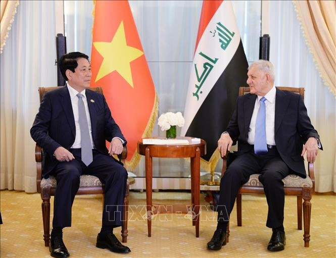 Vietnamese President Luong Cuong (L) and his Iraqi counterpart Abdul Latif Rashid at their meeting in New York on the morning of September 24 (local time). (Photo: VNA)
