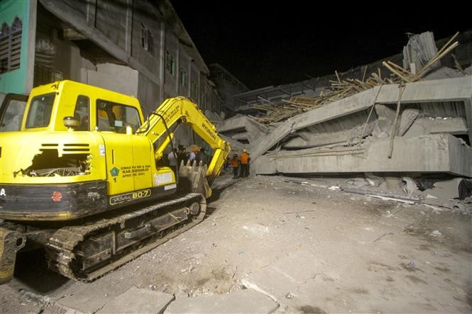 At the scene of a collapsed prayer house in East Java province, Indonesia, on September 29. (Photo: Xinhua/VNA)