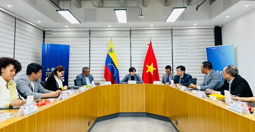 The meeting between Venezuela’s Vice President for Science, Technology, Education, and Health Gabriela Jiménez Ramírez and Phan Tien Dung, head of the Technology Application and Deployment Department, at the Vietnam Academy of Science and Technology on January 14 (Photo: VNA)