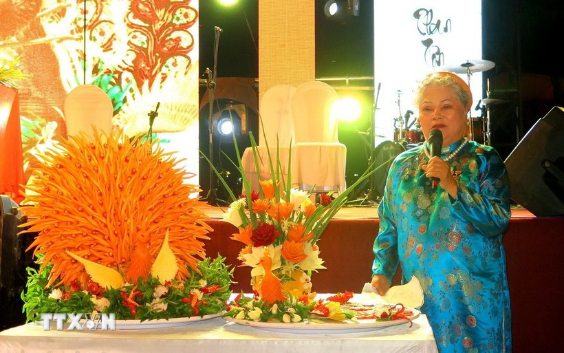 People’s Artisan Ton Nu Thi Ha introduces nem cong (peacock spring rolls) and cha phuong (phoenix patties) of Hue. (Photo: VNA)