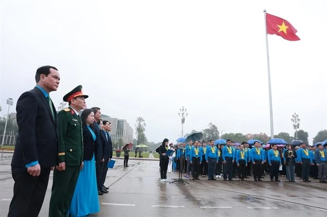 95 outstanding workers who are Party members pay their respects to late President Ho Chi Minh at his Mausoleum on February 16 (Phôt: laodong.vn)